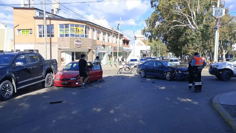 Accidente múltiple en Comodoro: cuatro vehículos involucrados
