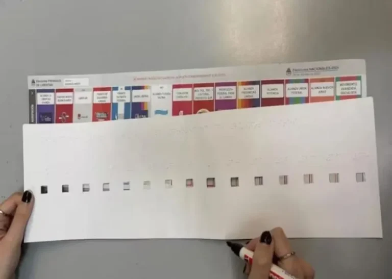 Tiflonexos fabrica plantillas en braille para garantizar el voto de personas ciegas