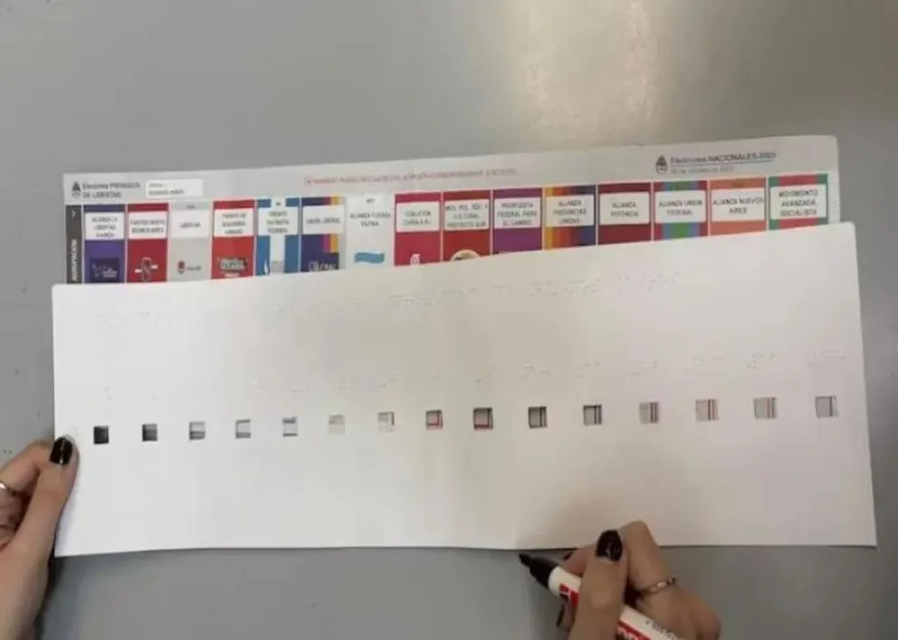 Tiflonexos fabrica plantillas en braille para garantizar el voto de personas ciegas