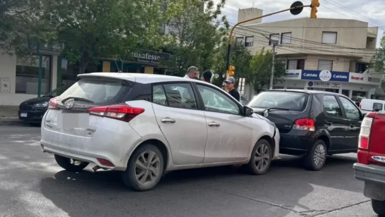 Un Toyota impactó a un Fiat detenido en el semáforo