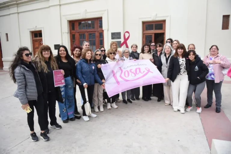 Comodoro alzó la bandera rosa contra el cáncer de mamas