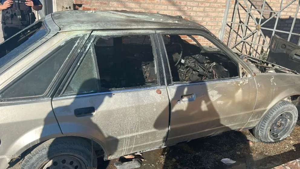 Jugando con fuego en el patio de la casa, unos niños le quemaron el auto a su madre