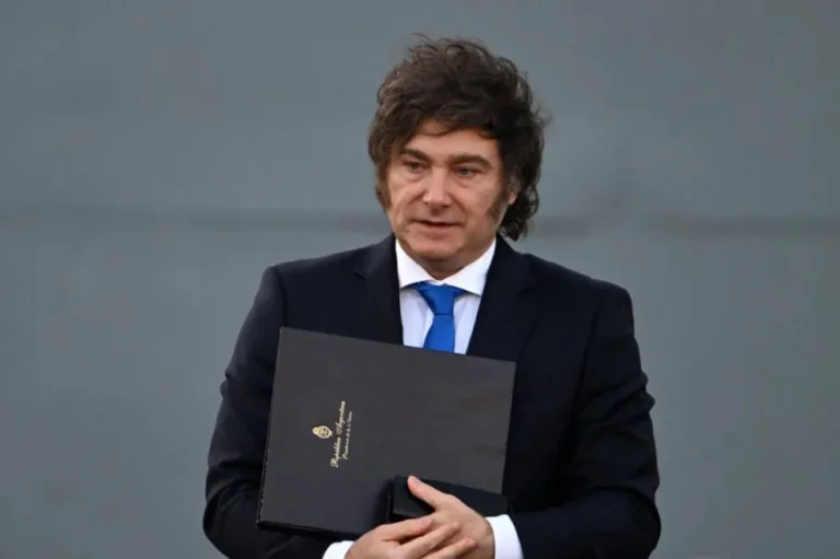 Estados Unidos presiona para que Argentina dolarice su economía