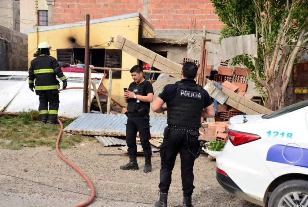 Lo apuñalaron, le destrozó la camioneta a su tía y hoy le quemaron la casa