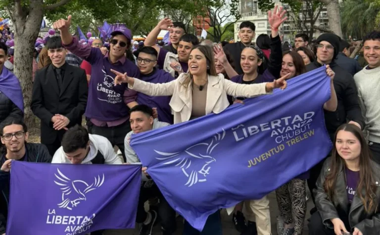 Maira Frías, candidata a diputada de LLA, acompañó a Milei en el lanzamiento de su nuevo libro