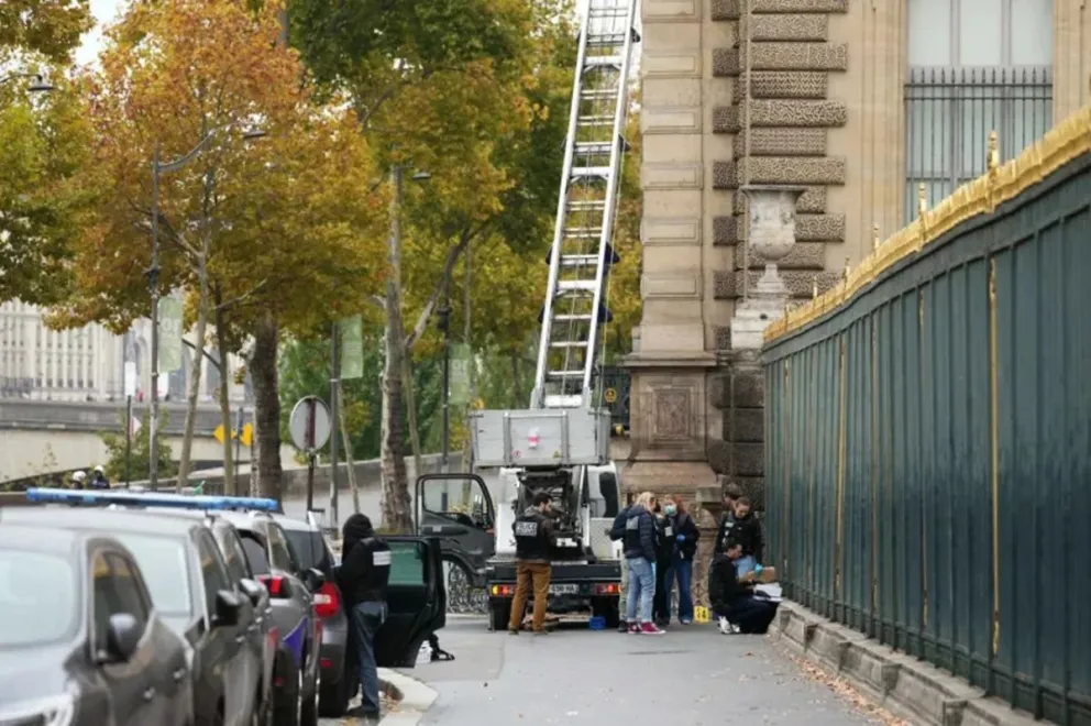 Misterio en París: investigan vínculo entre el robo del Louvre y otros atracos a museos