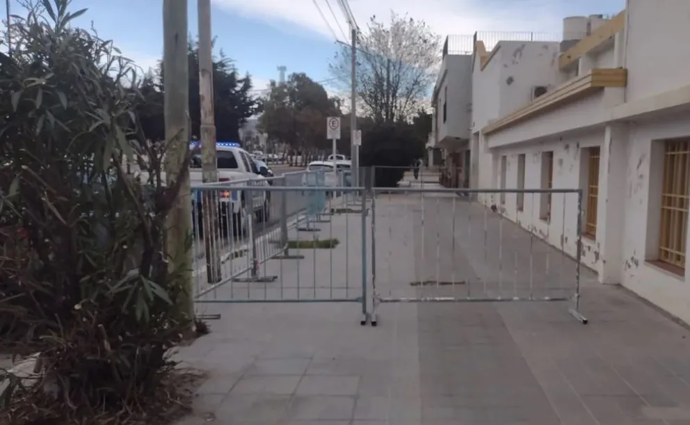 Siguen los conflictos: previo a la audiencia por el tiroteo en la Oficina Judicial golpearon a un joven