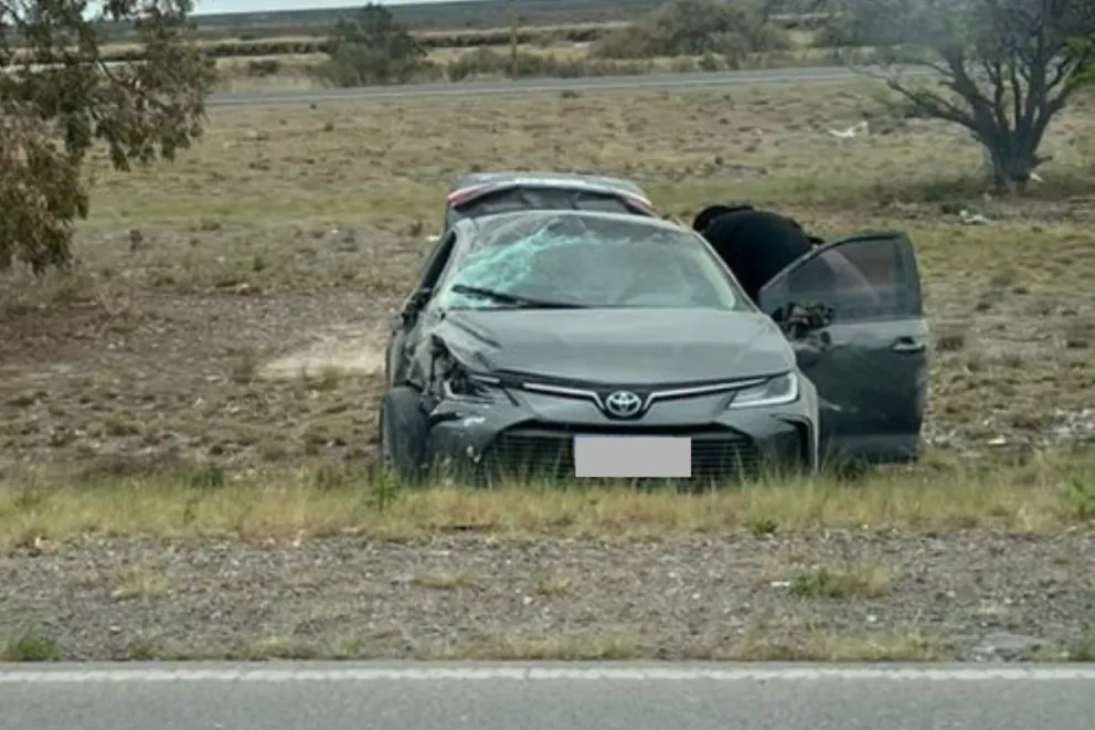 Accidente en la doble trocha Playa Unión–Rawson: una mujer fue trasladada al hospital
