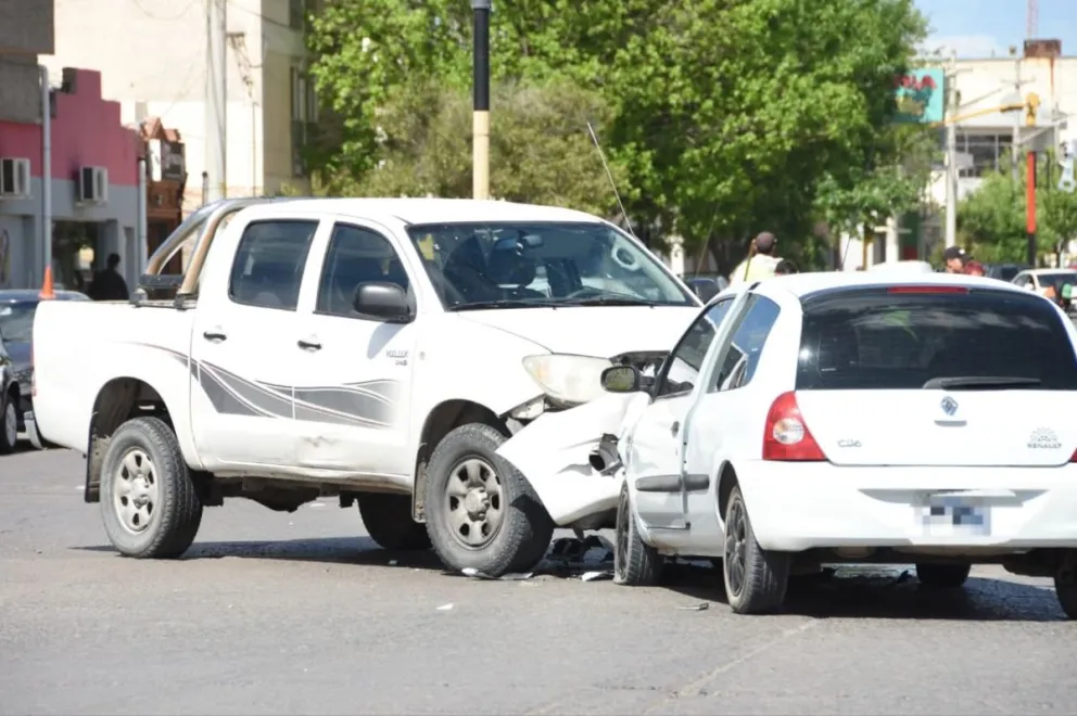 Una mujer fue hospitalizada tras una colisión frontal entre auto y camioneta