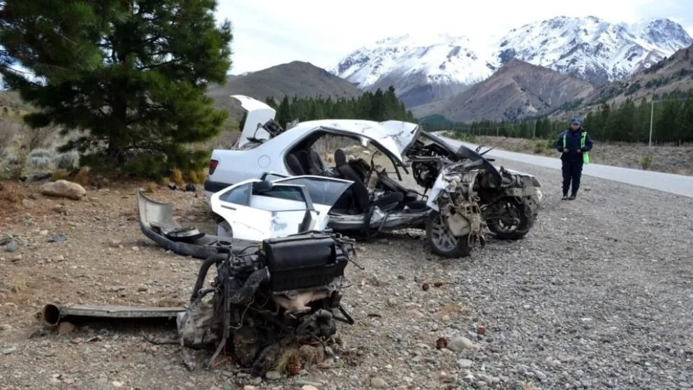 Tres jóvenes hospitalizados tras estrellarse contra un pino
