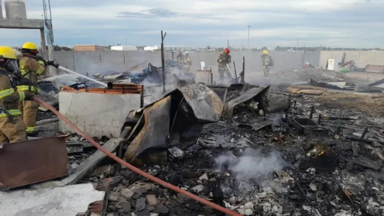 Un incendio destruyó una vivienda frente al aeropuerto de Puerto Madryn