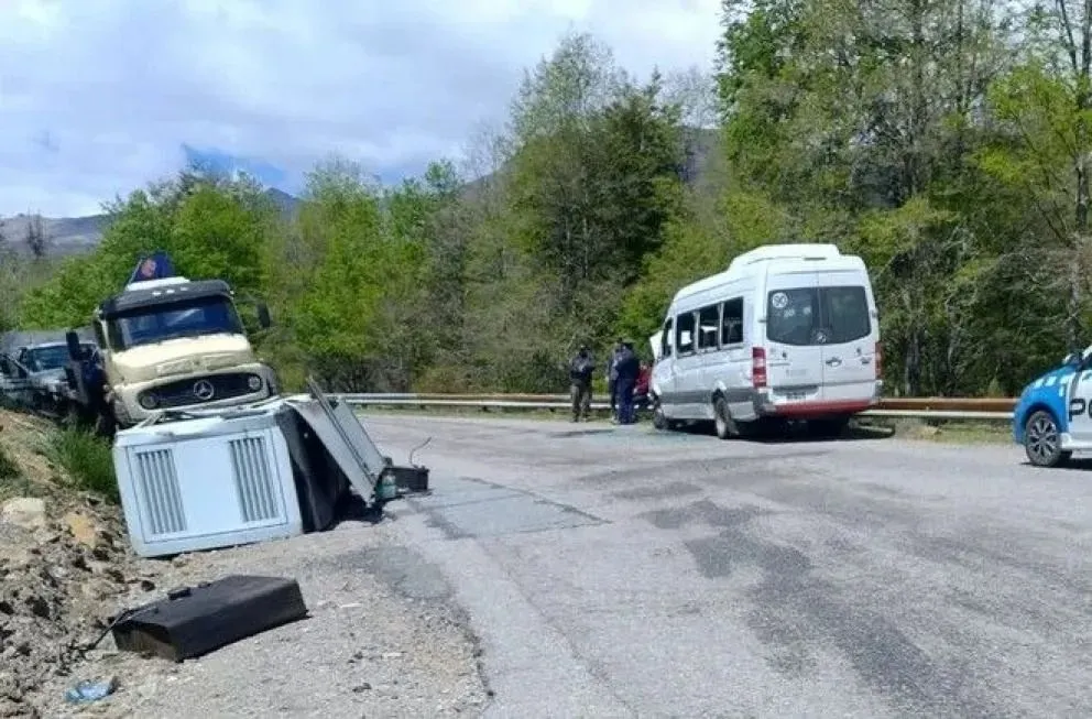 Un transformador cayó de un camión y golpeó una combi