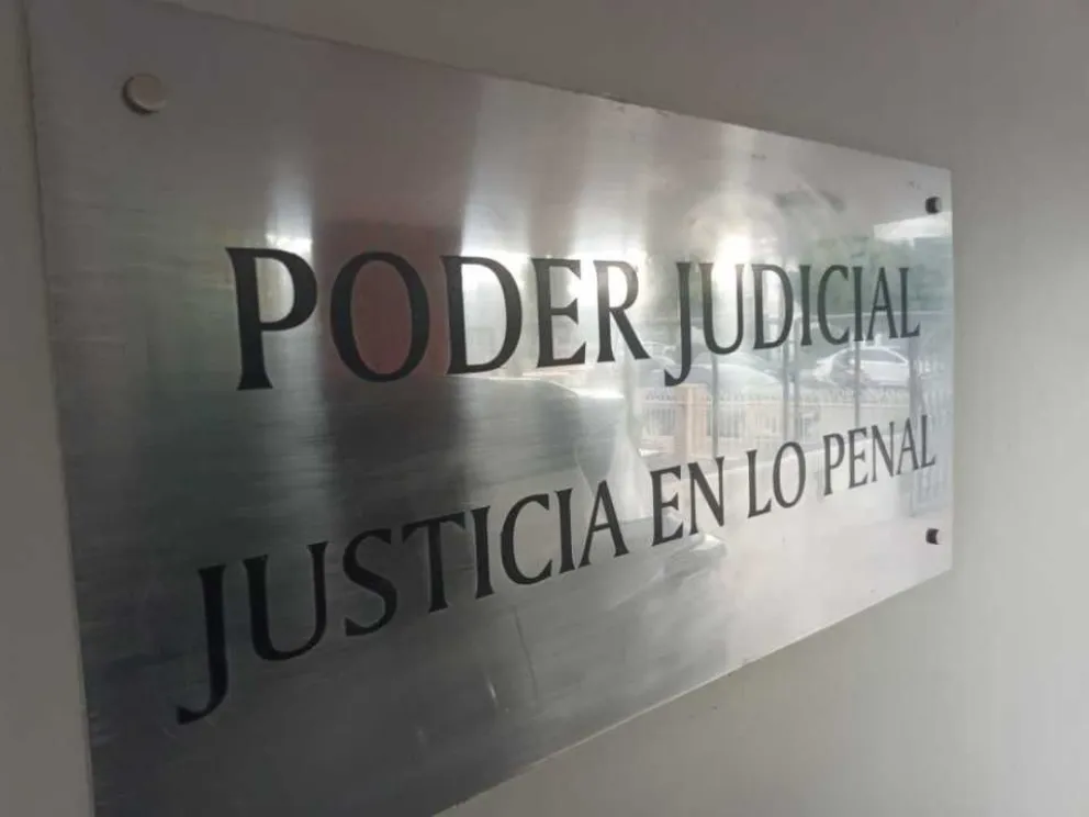 Colocan tobillera dual a un hombre por violar una orden judicial de restricción