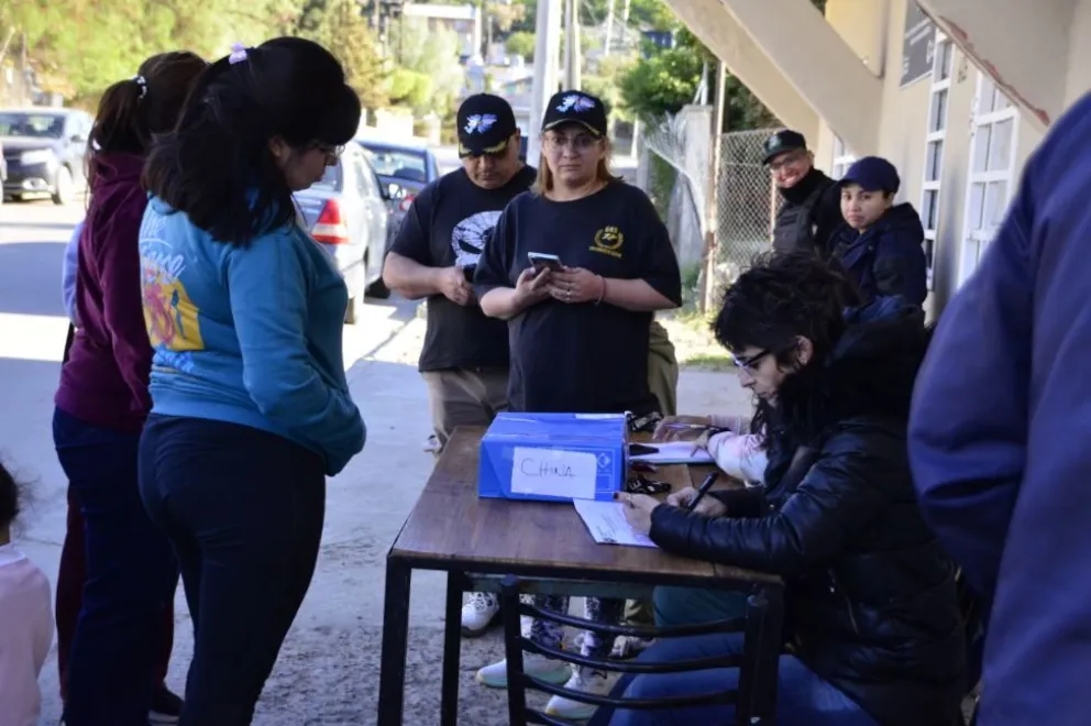 Empadronaron a los vecinos en la vereda porque no les abrieron la vecinal