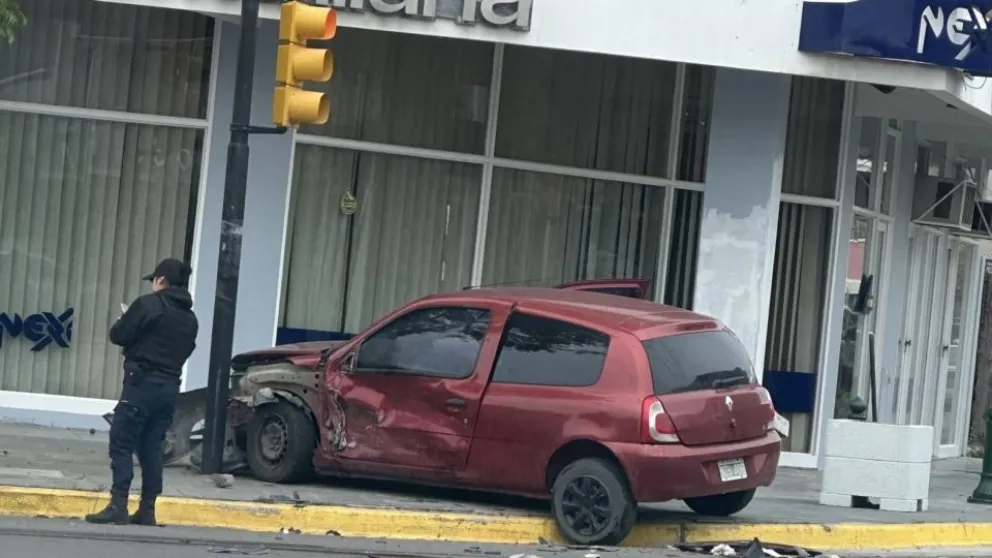 Un auto fue chocado y el otro conductor se dio a la fuga