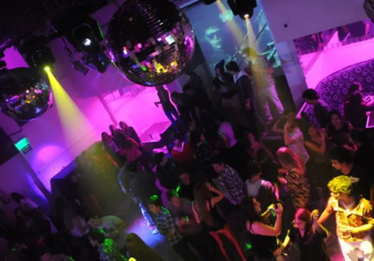 Trelew incorpora nuevas regulaciones  para bares, pubs y cervecerías “bailabes”