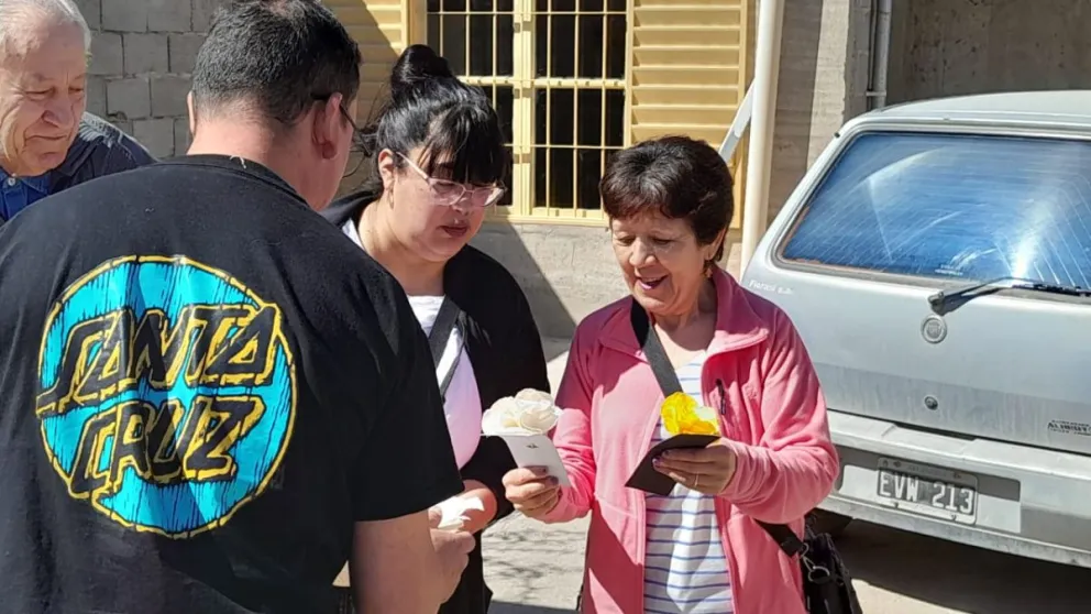 Jóvenes de barrio Corradi entregaron presente a madres del sector
