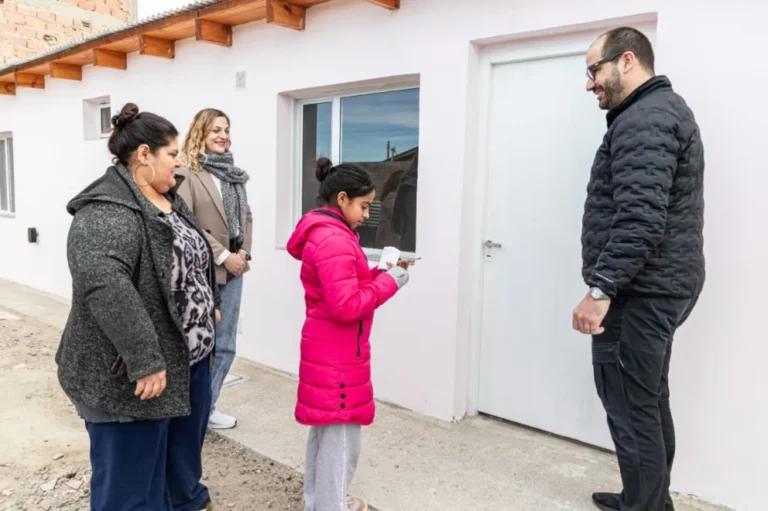 Entregan dos viviendas sociales a familias vulnerables de Comodoro