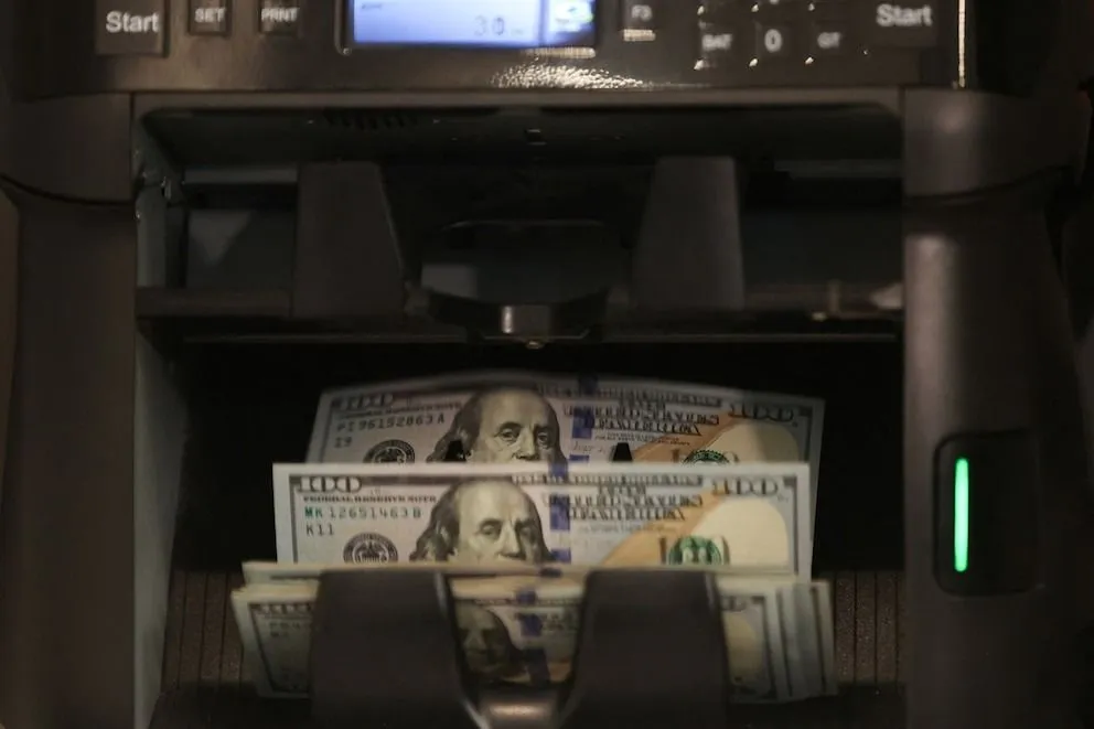 El Tesoro interviene con ventas millonarias ante la presión cambiaria