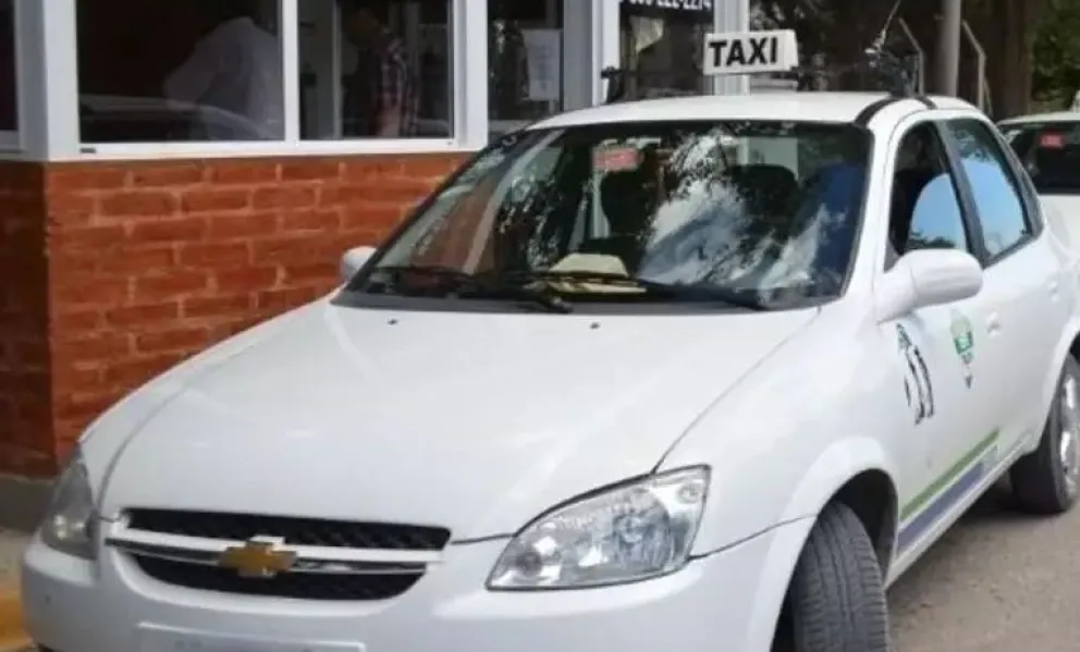 Mujer taxista y sus dos pasajeros fueron hospitalizados tras chocar con un vehículo estacionado