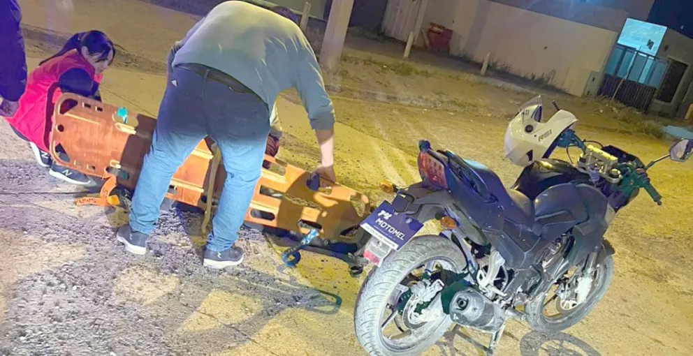 Trelew: Motociclista ebrio despista y sale despedido del rodado: terminó en el hospital con traumatismos 