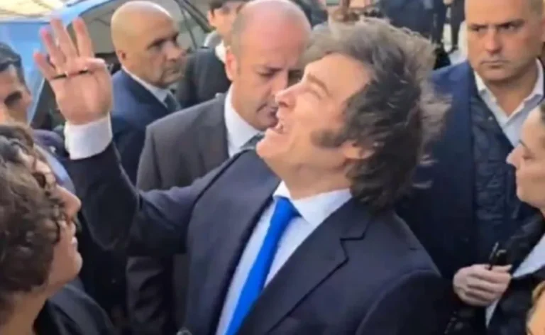 Milei respondió con ironía a un vecino que lo insultó en Mar del Plata