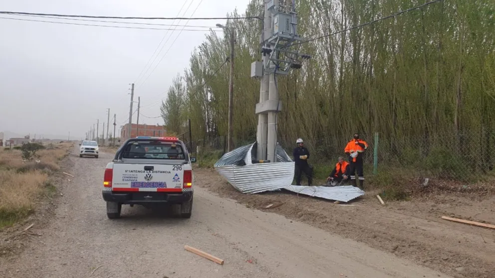 Con ráfagas de 122 km/h se voló un techo de una vivienda en Km 12