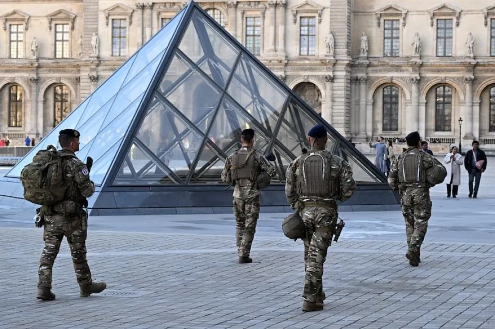 Robo en el Louvre: cinco nuevos detenidos en París por el millonario asalto