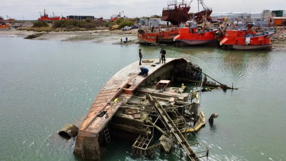 Inician la remoción del buque hundido en Puerto Rawson