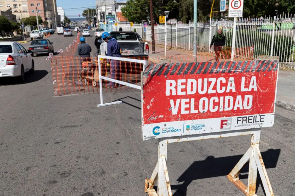 Avanza el plan de reparación y mantenimiento de calzada en el centro y barrios de Comodoro