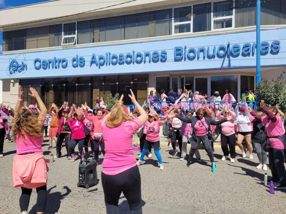 Comodoro: se realizó la 4ª Caminata Rosa en CABIN