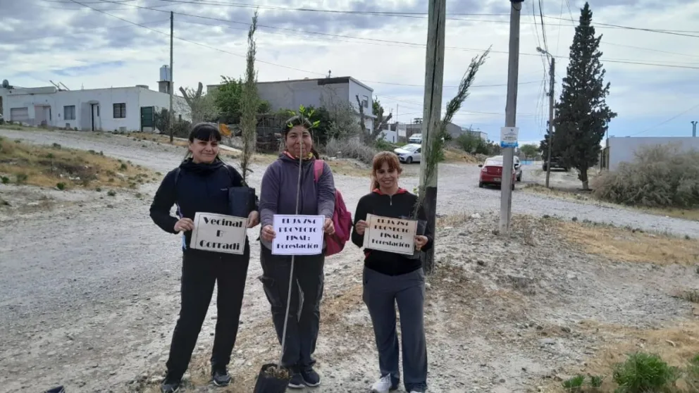 Jóvenes de barrio Corradi plantaron arbolitos por "un futuro verde"