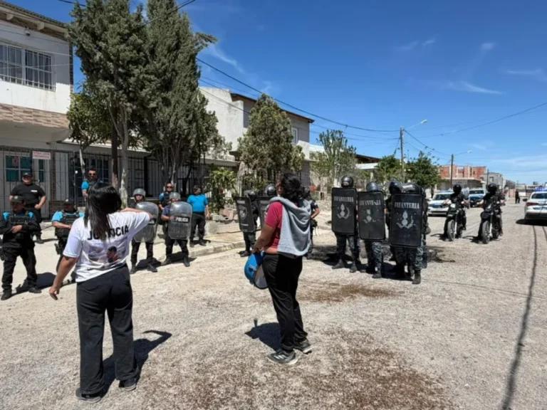 Dos policías fueron rociadas con líquido inflamable en disturbios por el caso Elías