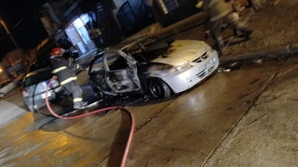 Se incendió un auto en barrio Quirno Costa y la dueña cree que fue intencional