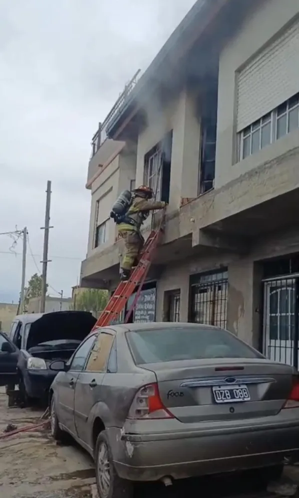 Un cortocircuito provocó un incendio en una vivienda de Las Américas