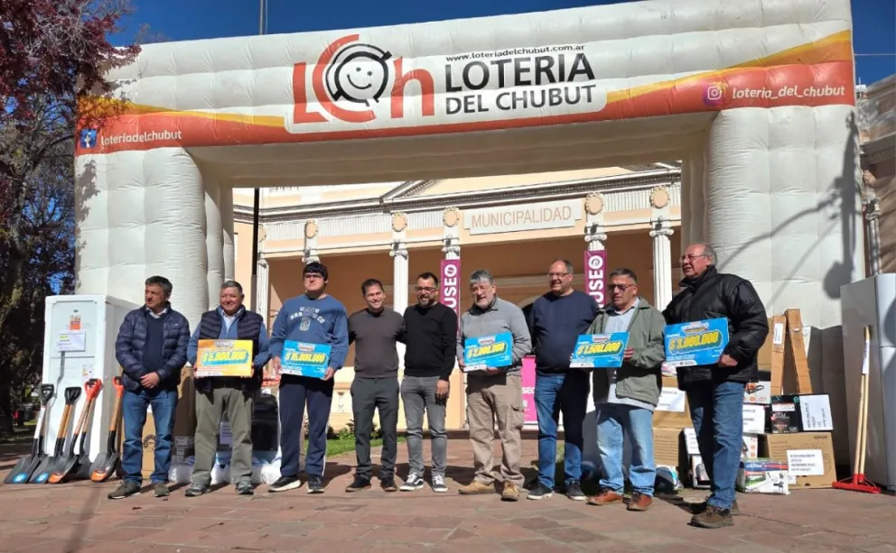 Lotería del Chubut entregó en Esquel premios y bienes de acción social a instituciones