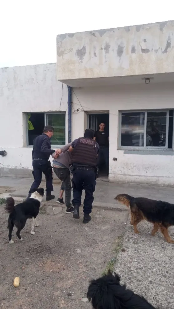 Rompió el vidrio de un taxi para robar y fue detenido tras una persecución en Comodoro