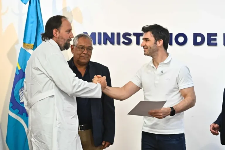 Torres entregó tecnología a escuelas y prometió internet satelital en toda la provincia