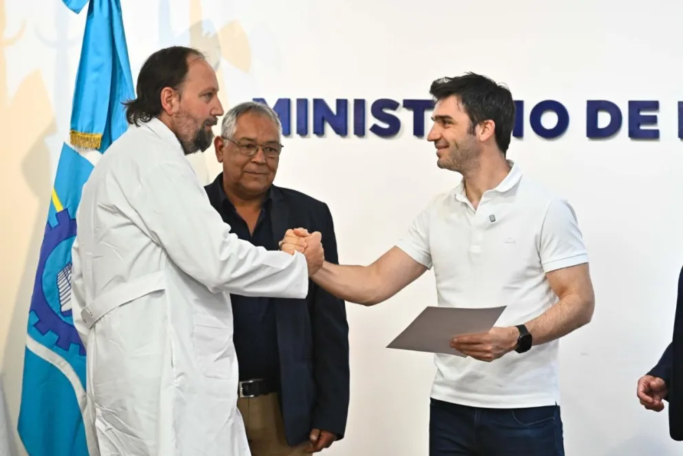 Torres entregó tecnología a escuelas y prometió internet satelital en toda la provincia