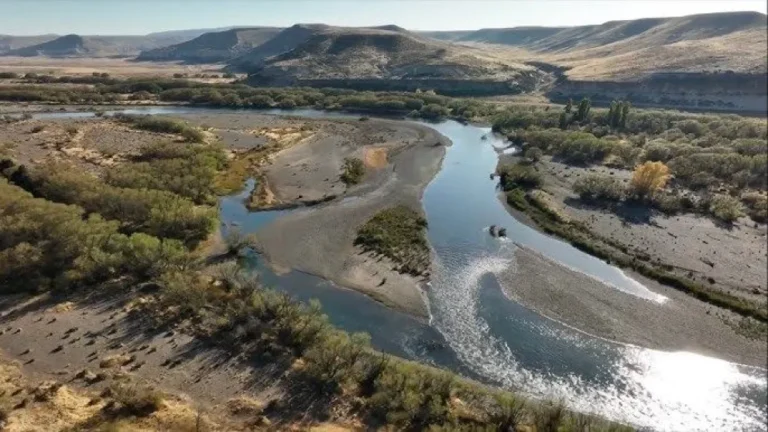 Si persiste el bajo nivel del río Chubut podrían captar agua de los canales