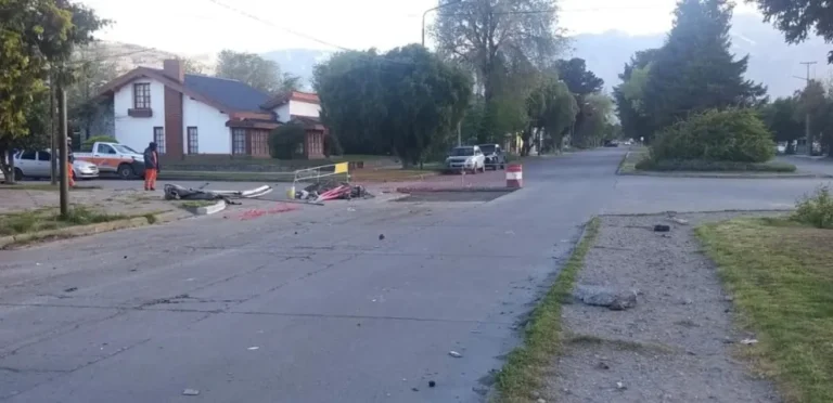 Un auto impactó contra una obra en reparación sobre avenida Ameghino