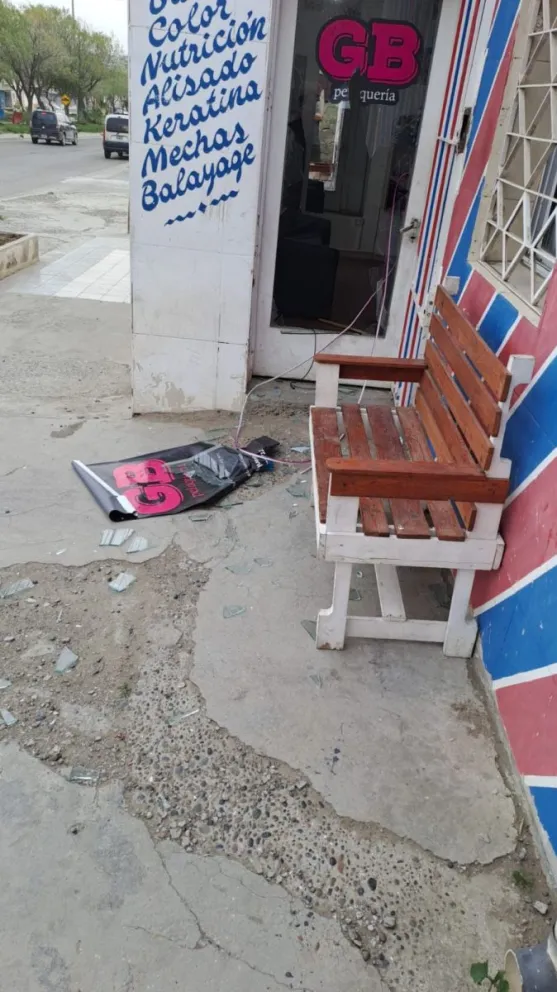 Robo en peluquería: lo encerraron y tuvo que romper el vidrio para poder salir