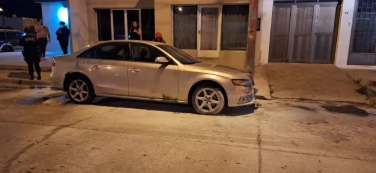 Quemaron un auto importado en el centro de Rawson
