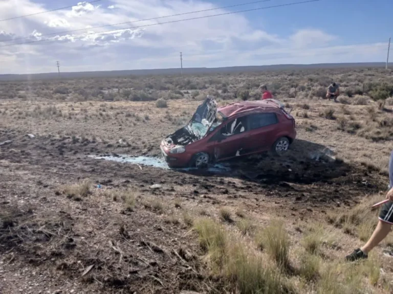Un auto volcó en el acceso a Trelew y comenzó a incendiarse, pero la policía logró apagarlo