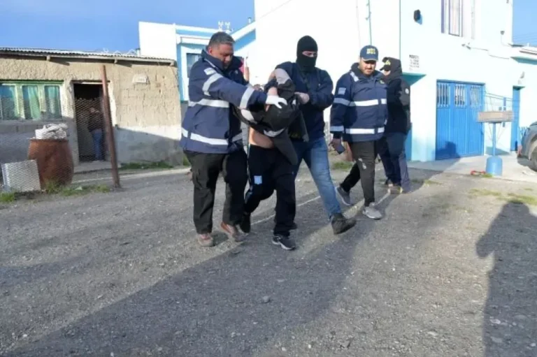 Fue detenido por robo y hallaron a una adolescente en su domicilio