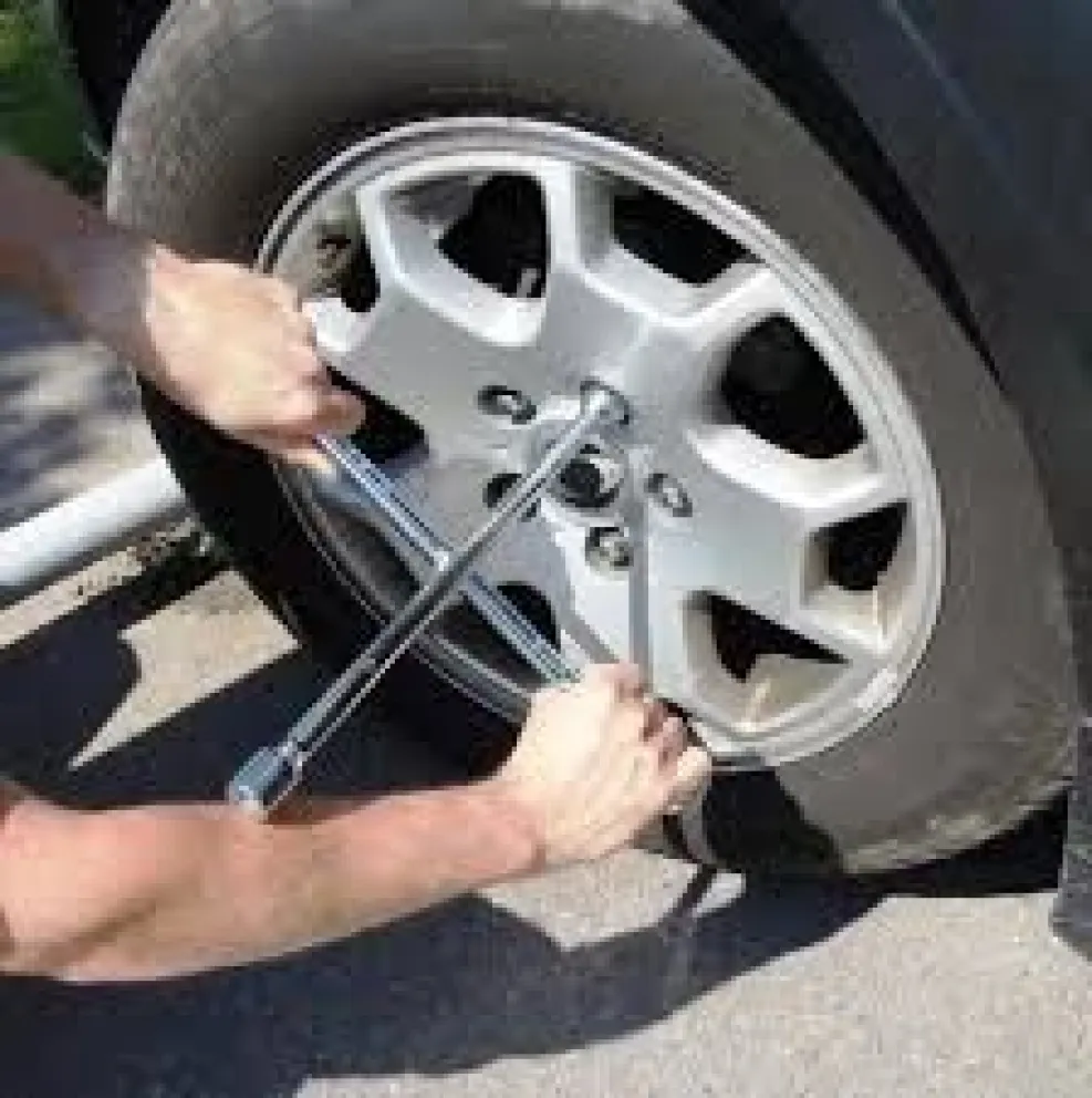 Saltaron paredón de dos metros para robar una rueda y una llave cruz y a los pocos minutos cayeron presos