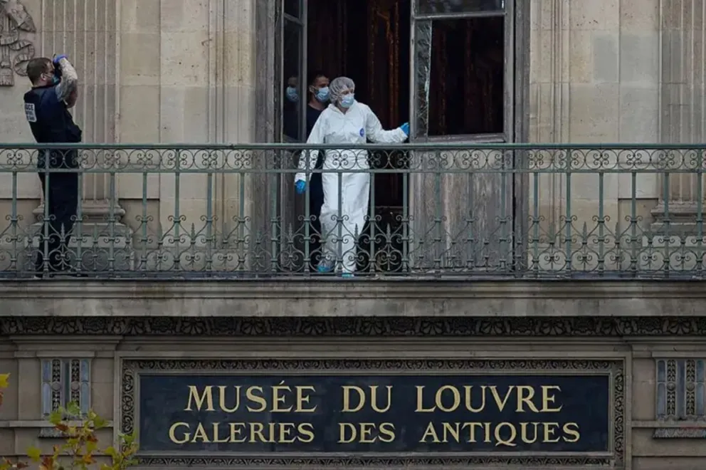Detuvieron a dos sospechosos por el robo de joyas en el Louvre