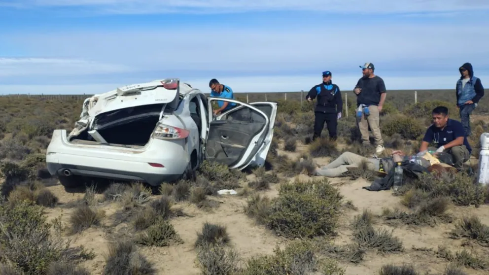 Tres hermanos oriundos de Comodoro volcaron camino a Trelew: uno de ellos está grave