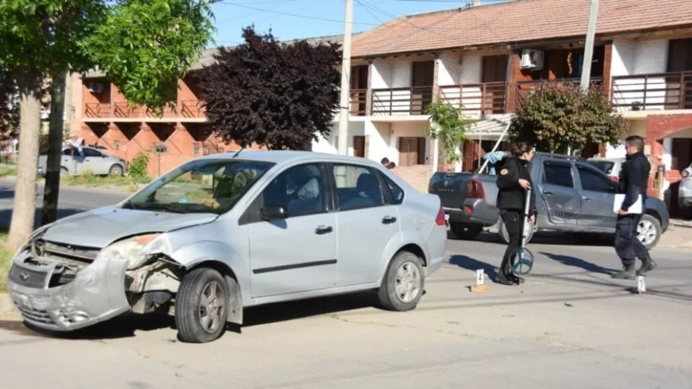 Fuerte colisión entre un Ford Fiesta y una Renault Oroch