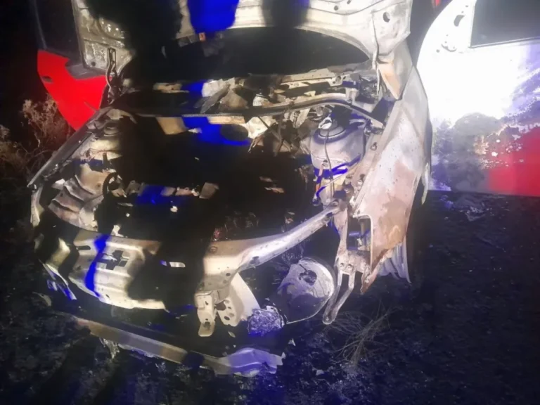 Un matrimonio y su hija menor se salvaron de milagro cuando se les incendió el auto llegando a Trelew